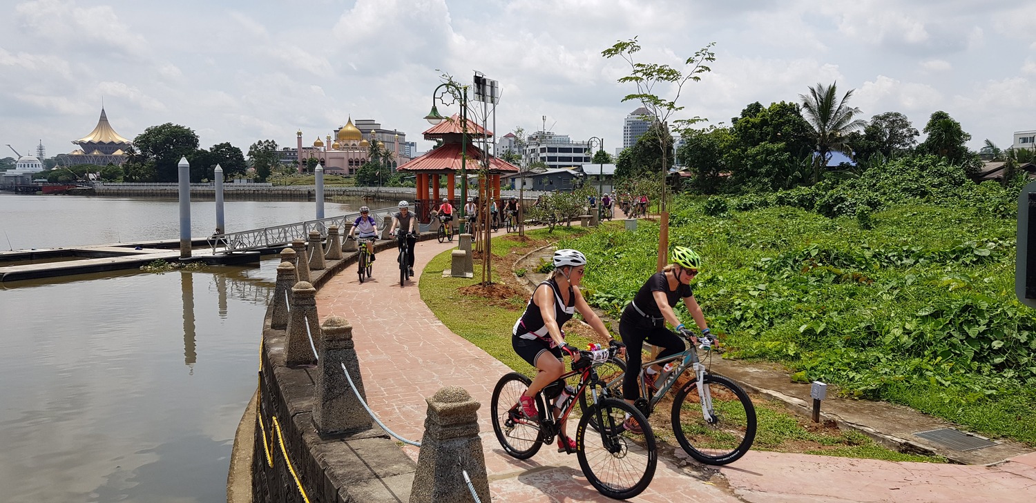 Best of Kuching: Heritage & Kampong Bike Tour